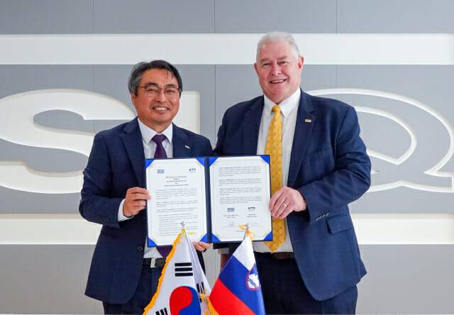 김현철 KTR 원장(왼쪽)이 제임스 피 보예 슬로베니아 SIQ GL 대표와 협력체계 구축을 위한 업무협약을 체결한 후 협약서를 들어보이고 있다.