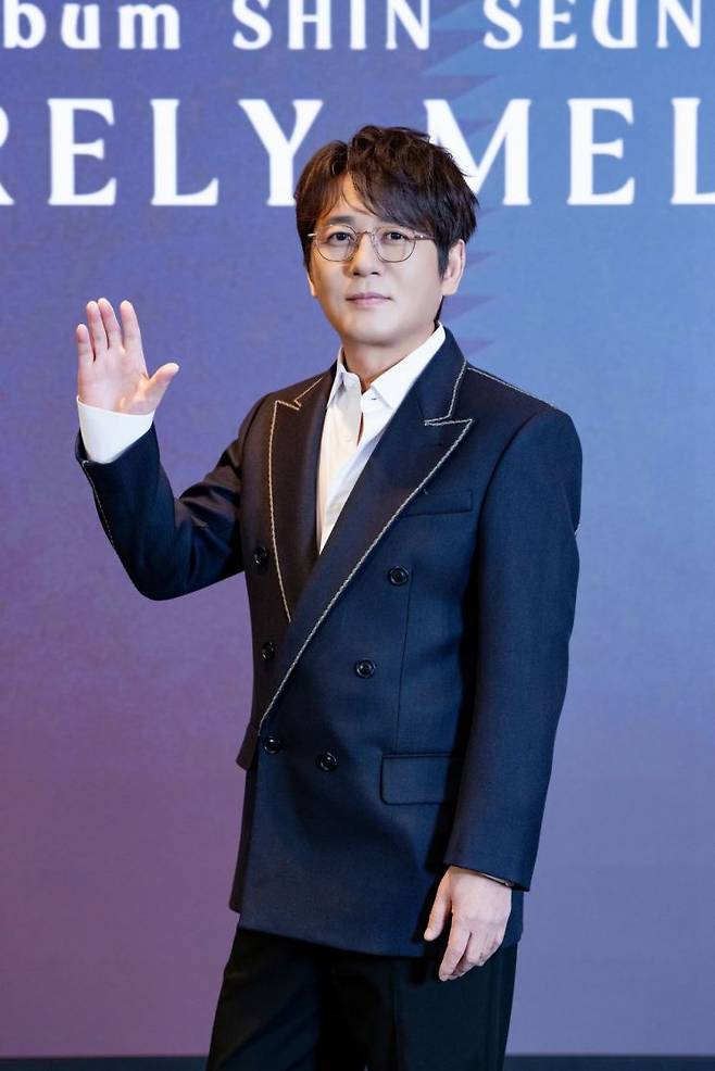 가수 신승훈. 도로시컴퍼니 제공