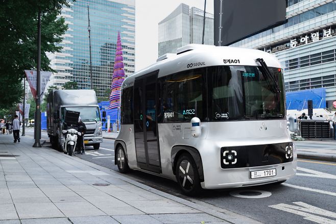 서울 청계천 일대를 오가는 자율주행 셔틀버스 '청계A01'이 23일 운행을 시작한다. 서울시 제공