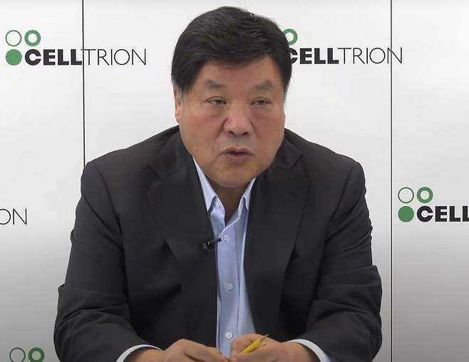서정진 셀트리온그룹 회장이 23일 온라인간담회에서 기자들과 질의응답에서 답변하고 있다. 셀트리온