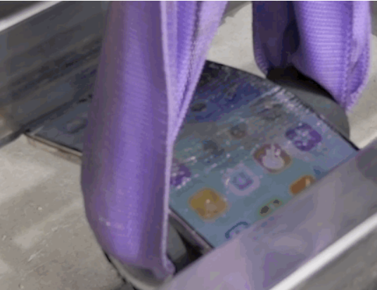 전면 디스플레이가 금이 가기 위해서는 216LBS(약 98㎏)에 가까운 힘이 한 지점에 집중적으로 가해야 했다. 유튜브 채널 'JerryRigEverything'