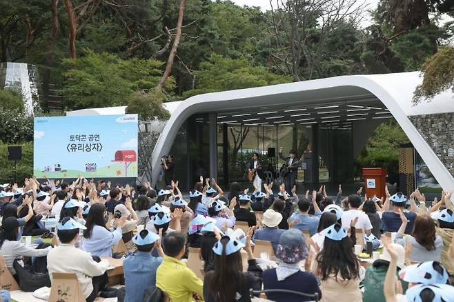경기도가 23일 도담소에서 개최한 '2025 경기도 생명사랑 기념행사 도담토닥'에 유리상자가 출연해 토닥콘 공연을 하고 있다. 경기도 제공