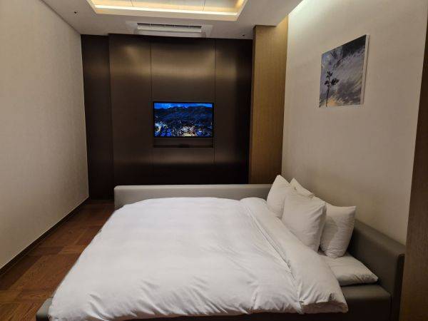 소나무 향이 짙은 파인 패밀리 스위트 객실. 자쿠지 대신 낮은 침대가 들어가있어 최대 8인까지 투숙 가능하다. 이민지 기자.