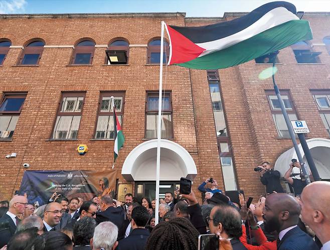 AP 연합뉴스“우리도 나라다” 환호하는 런던 팔레스타인 대표부 21일 영국 런던에 위치한 팔레스타인 대표부 앞에서 관계자들이 팔레스타인 국기를 게양하며 기뻐하고 있다. 이날 키어 스타머 영국 총리는 유엔총회를 앞두고 “팔레스타인을 국가로 공식 인정한다”고 발표했다.