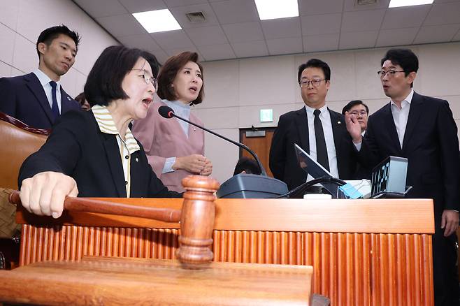 나경원 국민의힘 의원이 22일 서울 여의도 국회 법제사법위원회에서 열린 검찰개혁 입법청문회에서 퇴장 명령을 한 추미애 위원장에게 항의하고 있다./뉴스1