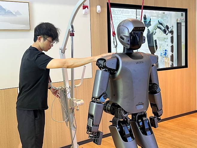 17일 본지가 방문한 유비테크 본사 전시관에서 직원이 개장 직전 자사 모델 워커S1을 테스트하고 있다. 워커S1은 작년부터 전기차와 부품 회사에서 '근무'하고 있다./선전=이벌찬 특파원