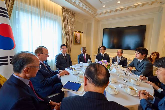 이재명 대통령이 22일(현지 시각) 미국 뉴욕의 한 호텔에서 세계경제포럼 의장인 래리 핑크 블랙록 회장을 만나고 있다./뉴시스