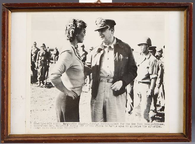 맥아더 장군(오른쪽)을 만난 마거리트 히긴스. 김점석 KTV 전문위원 소장. /인천시립박물관