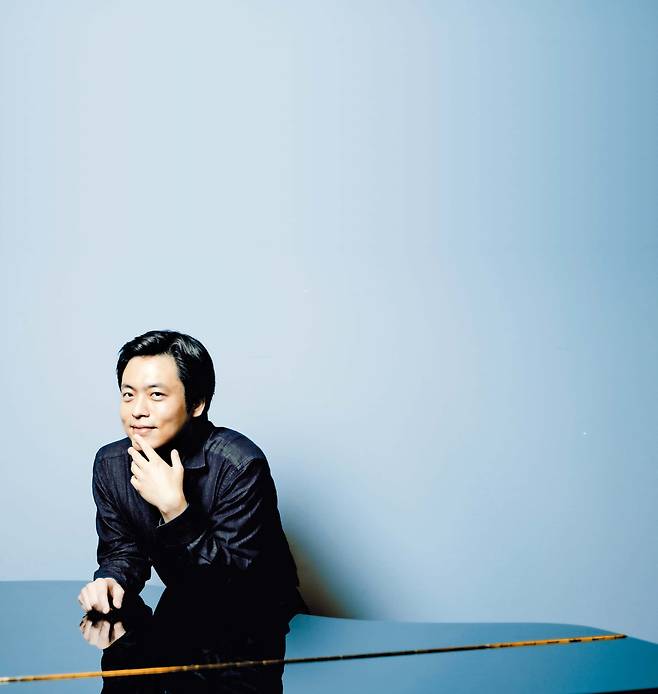 인터무지카 피아니스트이자 지휘자인 김선욱은 올해 베를린 필 내한 공연의 협연자로 낙점됐다.  “초등생 때부터 즐겨 들었던 음반에서 연주했던 악단이기에 설레고 부담도 느낀다”고 했다.