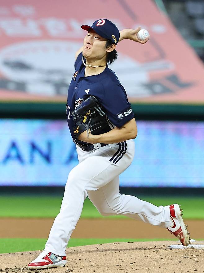 22일 인천 SSG랜더스필드에서 열린 2025 프로야구 두산 베어스와 SSG 랜더스의 경기. 두산 선발 투수 곽빈이 역투하고 있다. /연합뉴스