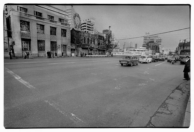 새해 아침, 거리에 인적이 드물었다. 서울시 중구 을지로 입구 1974년 1월 1일 ©강운구