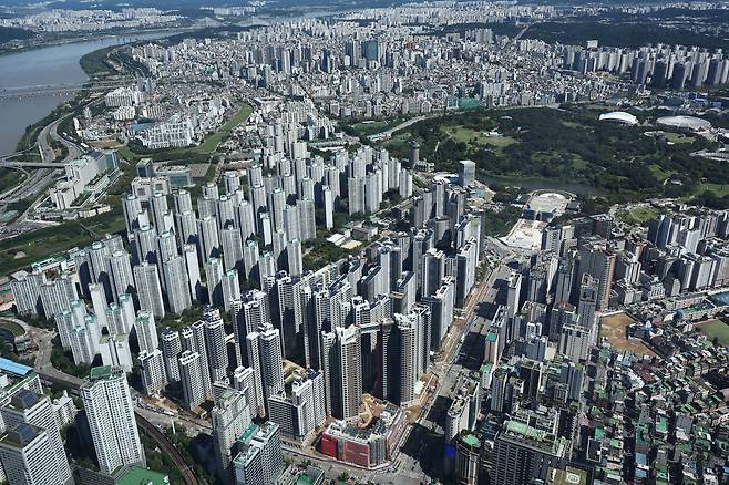 롯데월드 서울스카이 전망대서 바라본 아파트 단지 모습. /뉴스1