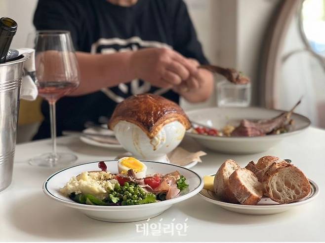 매시드 포테이토가 들어간 니스와즈샐러드와 생크림을 쓰는 클램차우더(수프)가 테이블 위에 놓여 있다. ⓒ마가리 레스토랑