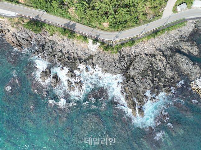 퇴적물이 차곡차곡 쌓여 굳어지면 줄무늬 모양(층리)의 지층이 생긴다. 층리면을 경계로 연속해서 쌓인 위아래 지층의 관계를 정합이라 한다. 영덕의 자연을 그대로 보여주는 대부정합 모습. ⓒ데일리안 배군득 기자