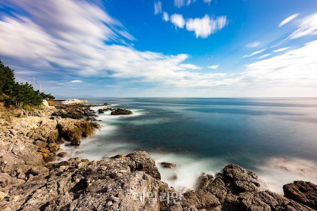 영덕 부정합은 아래쪽에 놓인 고원생대의 녹색편암(약 19억년 전)과 중생대에 만들어진 역암(약 1억년 전) 사이에 분포한다. ⓒ데일리안 배군득 기자