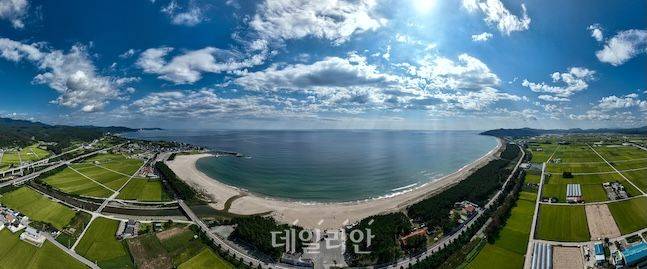 고래불 해안은 동해안에서 가장 긴 모래 해안이다. 그 길이가 4.6km에 달한다. 고래불은 고려 말 학자 이색이 동해바다에서 고래가 노는 것을 보고 '고래가 노는 뻘'이라고 해 붙여진 이름이다. ⓒ데일리안 배군득 기자