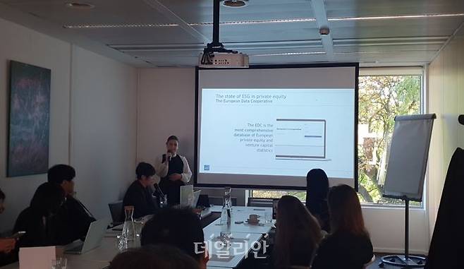 KOTRA와 경기도청은 21일부터 27일까지 벨기에 브뤼셀과 오스트리아 빈에서 ‘경기도 기업 ESG 연수단’을 운영한다. 인베스트 유럽 관계자가 유럽 투자기업들을 위한 ESG 가이드라인을 교육하고 있다. ⓒ대한무역투자진흥공사