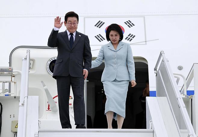 유엔 총회에 참석하는 이재명 대통령이 22일(현지 시간) 미국 뉴욕 JFK 국제공항에 도착해 김혜경 여사와 공군 1호기에서 내리고 있다. 2025.09.23. [뉴욕=뉴시스]