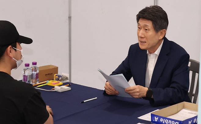 17일 경북 포항시 남구 시청 2층에 마련된 천원 주택 현장 접수처에서 이강덕 포항시장(오른쪽)이 신청자의 접수를 돕고 있다. 포항시 제공