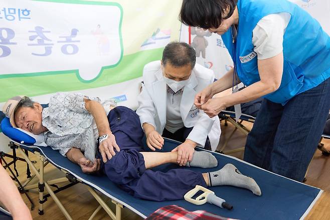 11일 경남 통영시 도산면사무소에서 농촌 왕진버스 의료진이 주민을 진료하고 있다. 농촌 왕진버스는 의료시설이 부족한 농촌 지역 주민의 의료 공백을 덜기 위해 의료 장비를 갖춘 버스를 이용해 무상으로 진료하는 사업이다. 이날 도산면 주민 260여 명이 무상 진료를 받았다. 통영시 제공