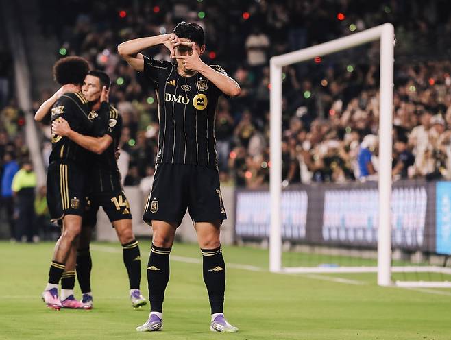 로스앤젤레스(LA) FC의 공격수 손흥민(오른쪽)이 22일 솔트레이크와의 미국 메이저리그사커(MLS) 안방경기에서 득점한 뒤 자신의 트레이드마크인 ‘찰칵 세리머니’를 하고 있다. 사진 출처 LA FC X