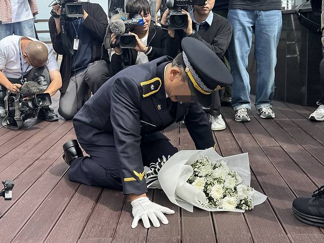 ‘故 이재석 경사 순직 사건’ 관련 담당 팀장인 A 경위가 22일 오후 인천시 옹진군 영흥도 돌고래전망대에서 유족 앞에서 무릎을 꿇고 빌고 있다.2025.9.22 뉴스1