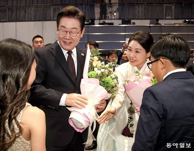 이재명 대통령과 김혜경 여사가 22일 오후 뉴욕의 한 호텔에서 열린 동포 만찬 간담회에서 화동의 꽃다발을 받고 있다. 뉴욕=송은석 기자 silverstone@donga.com