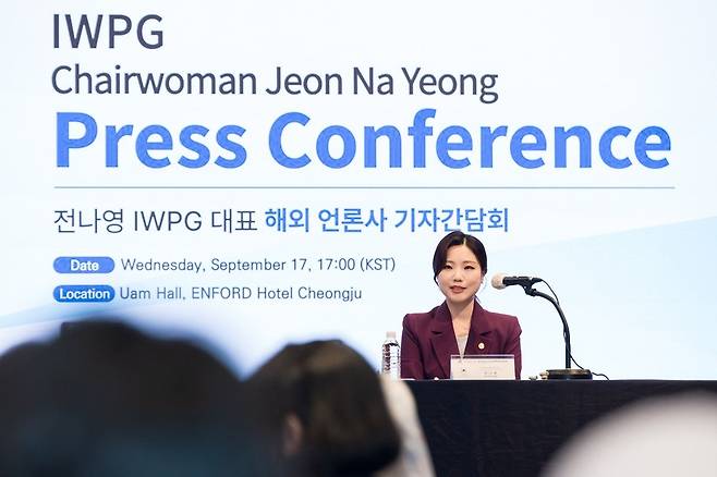 전나영 ㈔세계여성평화그룹(IWPG) 대표가 17일 대한민국 청주 엔포드호텔에서 진행된 해외 언론사 기자간담회에서 취재진의 질의에 답하고 있다.
