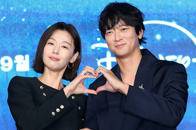 배우 전지현(왼쪽), 강동원이 2일 오전 서울 종로구 포시즌스 호텔에서 열린 디즈니 플러스 오리지널 시리즈 ‘북극성’ 제작발표회에서 포즈를 취하고 있다. 2025.09.02.[서울=뉴시스]