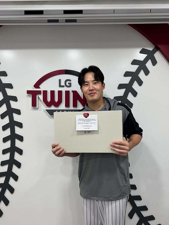 LG전자로부터 노트북을 선물받고 인증샷을 남긴 임찬규. 임찬규 인스타그램