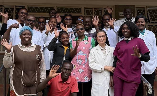 정춘실 케냐 성 데레사 진료소장(앞줄 오른쪽 두 번째)과 진료소 동료들. 아산사회복지재단 제공