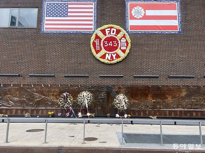 인근에 위치한 ‘10번 소방서’ 벽에 걸린 추모 화환의 ‘343’은 당시 구조 활동 중 숨진 소방관의 수를 의미한다. 뉴욕=임우선 특파원 imsun@donga.com