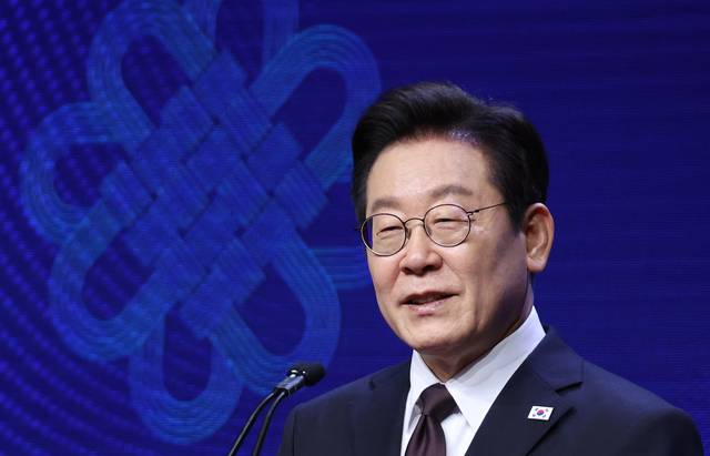 유엔총회 참석차 미국을 방문한 이재명 대통령이 22일(현지시간) 뉴욕의 한 호텔에서 열린 동포간담회에서 인사말을 하고 있다. 연합뉴스