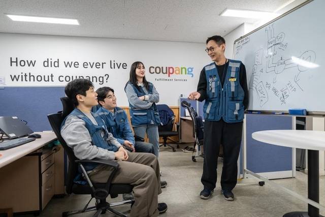쿠팡풀필먼트서비스 오토메이션 엔지니어들이 업무 아이디어를 나누고 있다. [쿠팡 제공]