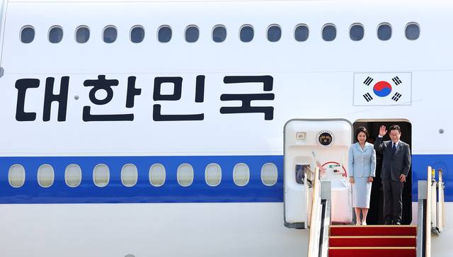 유엔총회 참석차 미국으로 출국하는 이재명 대통령과 김혜경 여사가 9월 22일 성남 서울공항 공군 1호기에서 인사하고 있다.<연합뉴스 사진>