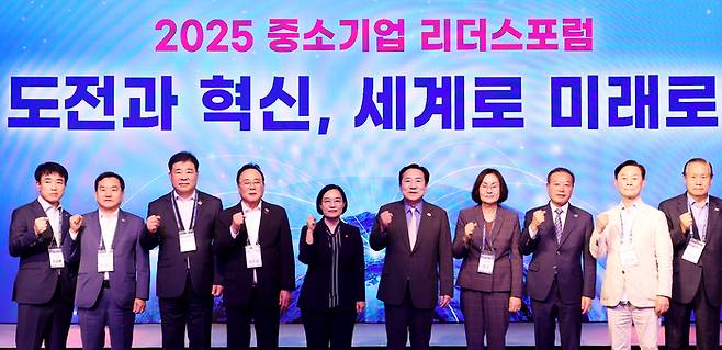 한성숙 중기부 장관(왼쪽 다섯번째), 김기문 중소기업중앙회 회장(왼쪽 여섯번째)을 포함해 중기중앙회 관계자들이 23일 제주에서 열린 '2025 중소기업 리더스포럼' 개막식에서 기념촬영을 하고 있다. 〈출처:중기중앙회〉