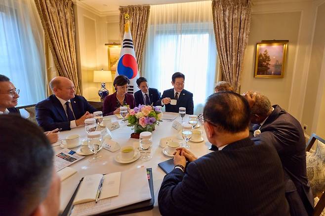 이재명 대통령이 22일(현지 시간) 미국 뉴욕의 한 호텔에서 상원 외교위 및 하원 외무위 소속 의원단을 접견하고 있다. 공동취재
