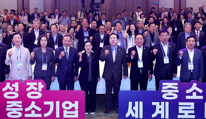 한성숙 중소벤처기업부 장관(왼쪽에서 네번째)과 김기문 중소기업중앙회장이 23일 제주 서귀포시 롯데호텔 제주에서 열린 2025 중소기업 리더스포럼에서 기념 촬영을 하고 있다. 중소기업중앙회 제공