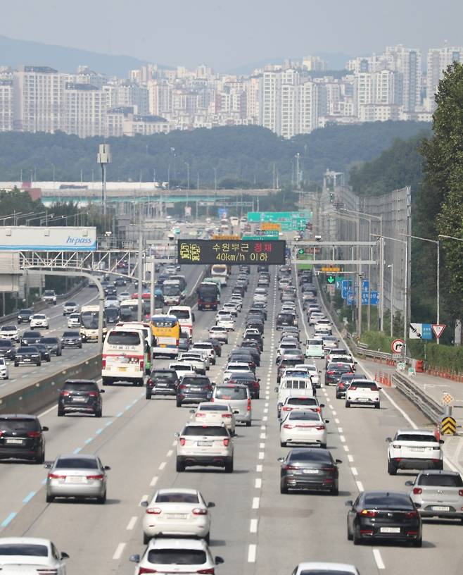2024년 추석 연휴 마지막 날 경기 오산시 경부고속도로 오산IC 인근 상(오른쪽), 하행선의 교통량이 많은 모습을 보이고 있다. 2024.9.18. (ⓒ뉴스1, 무단 전재-재배포 금지)