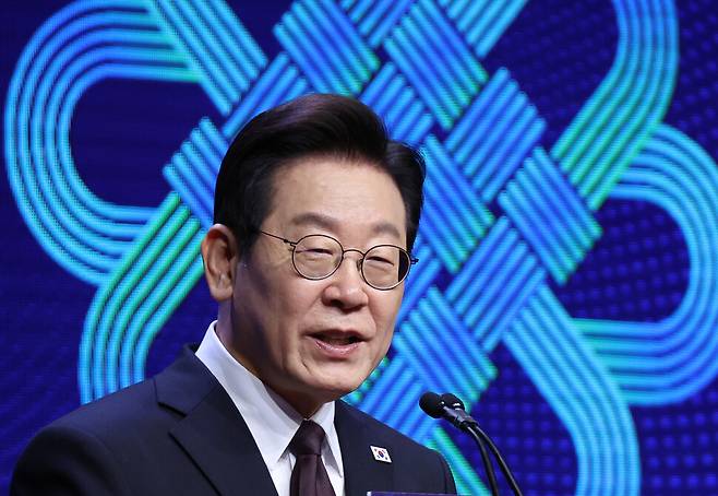 유엔총회 참석차 미국을 방문한 이재명 대통령이 22일(현지시간) 뉴욕의 한 호텔에서 열린 동포간담회에서 인사말을 하고 있다. 뉴욕/연합뉴스