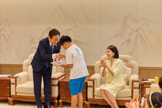 이재명 대통령이 지난 4일 서울 용산 대통령실에서 열린 어린이 초청 행사에서 참석 어린이에게 선물을 전달하고 있다. 대통령실 제공