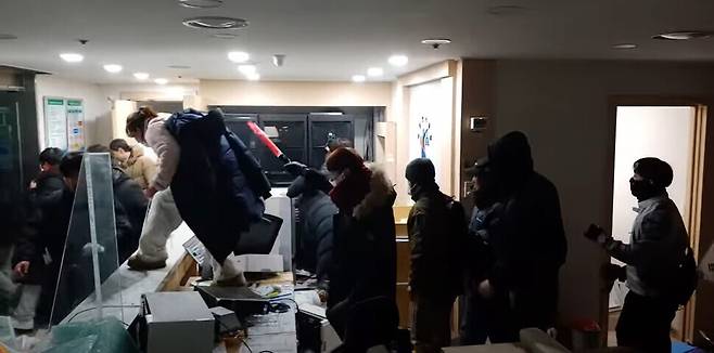 지난 1월19일 새벽 서울서부지방법원 건물 내부에 진입한 폭도가 안내데스크를 밟고 넘어가고 있다. 유튜브 락티브이 갈무리