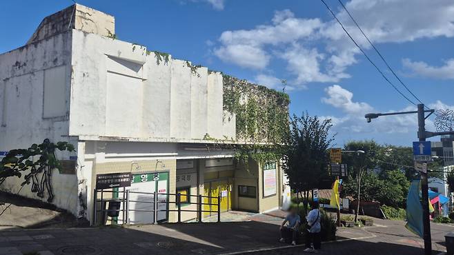 제주 서귀포시 서귀동 이중섭거리에 있는 서귀포관광극장. 서보미 기자