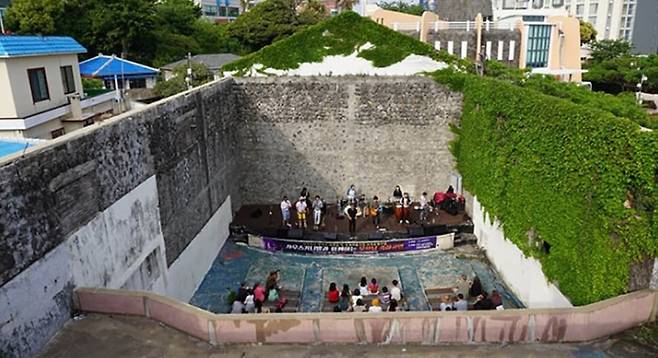 서귀포관광극장 야외공연장은 9m 높이의 3개 벽으로 이뤄져 있다. 이 중 2개의 벽은 철거됐다. 한국관광공사 누리집 갈무리