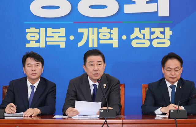 김병기 더불어민주당 원내대표(가운데)가 지난 21일 서울 여의도 국회에서 취임 100일 기자간담회를 하고 있다. 김 원내대표는 이날 “정기국회 기간 안에 배임제 폐지 법안을 처리하는 게 목표”라고 했다. 연합뉴스