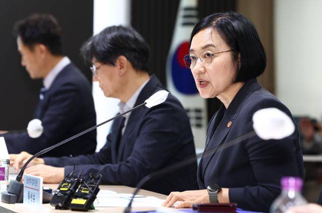 한성숙(오른쪽) 중소벤처기업부 장관이 22일 서울 영등포구 중소기업중앙회에서 열린 ‘중소기업계 노동현안 간담회’에서 인사말을 하고 있다. 뉴스1