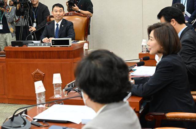 김용민 법안심사 제1소위 위원장이 23일 서울 여의도 국회에서 열린 소위원회 회의에서 나경원 국민의힘 의원의 발언을 듣고 있다. 이날 열린 회의에서 윤석열ㆍ김건희 등의 국정농단 사건 진상규명을 위한 전담재판부 설치에 관한 법률안 등을 심사했다. 고영권 기자