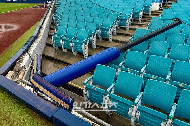 17일 대구 삼성-롯데전을 앞두고 쓰러진 1루 익사이팅존 파울 기둥. 현장관계자 제공