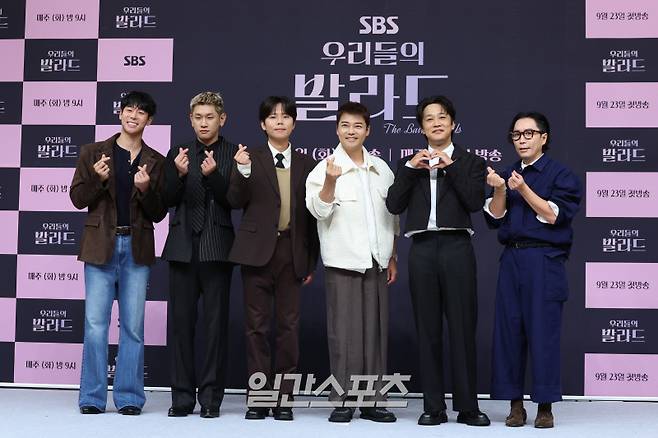 바이올리니스트 대니 구, 가수 크러쉬·정승환, 방송인 전현무, 배우 차태현, 작곡가 정재형이 23일 오전 서울 양천구 목동 SBS에서 열린 SBS 새 예능 프로그램 '우리들의 발라드' 제작발표회에 참석해 포즈를 취하고 있다. '우리들의 발라드'는 우리 기억 속 매 순간마다 함께 했던 인생 발라드를 공유하고 그 시절 내 노래였던 발라드를 새롭게 불러줄 새로운 목소리를 찾는 음악 오디션 프로그램이다. 오늘(23일) 밤 9시 첫 방송. 서병수 기자 qudtn@edaily.co.kr /2025.09.23/
