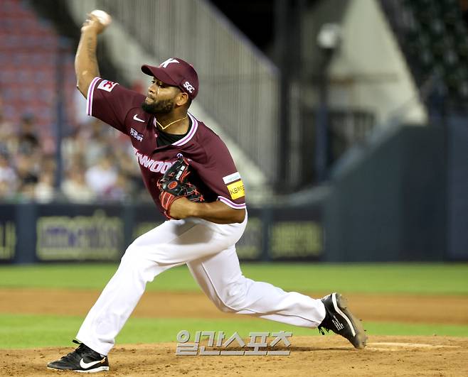 2025 KBO리그 프로야구 LG트윈스와 키움히어로즈의 경기가 10일 오후 서울 잠실야구장에서 열렸다. 5회말 선발 알칸타라가 호투하고 있다. 잠실=김민규 기자 mgkim1@edaily.co.kr /2025.07.10/